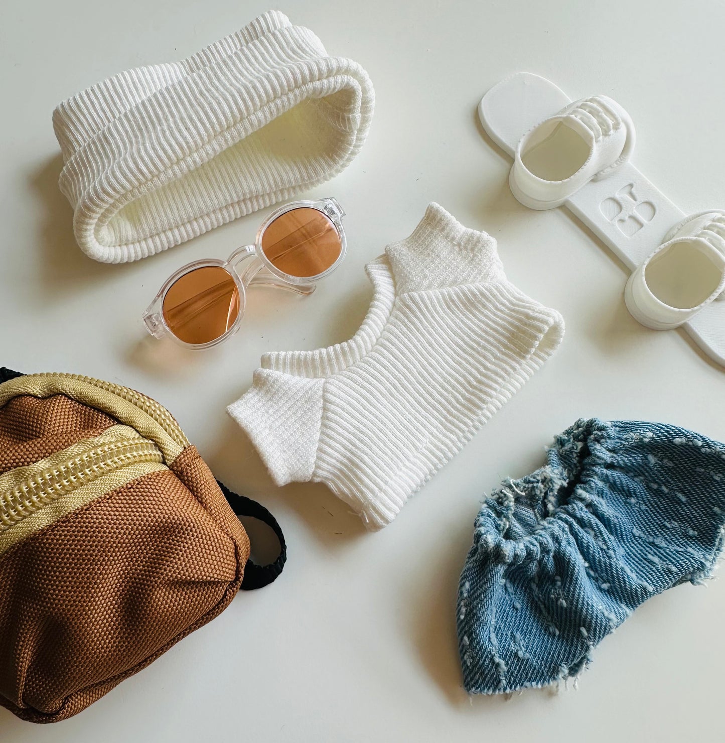 Winter Ski Outfit for Labubu – White Knit Sweater & Hat Set, Denim Pants, Brown Backpack, Sunglasses & Snowboard