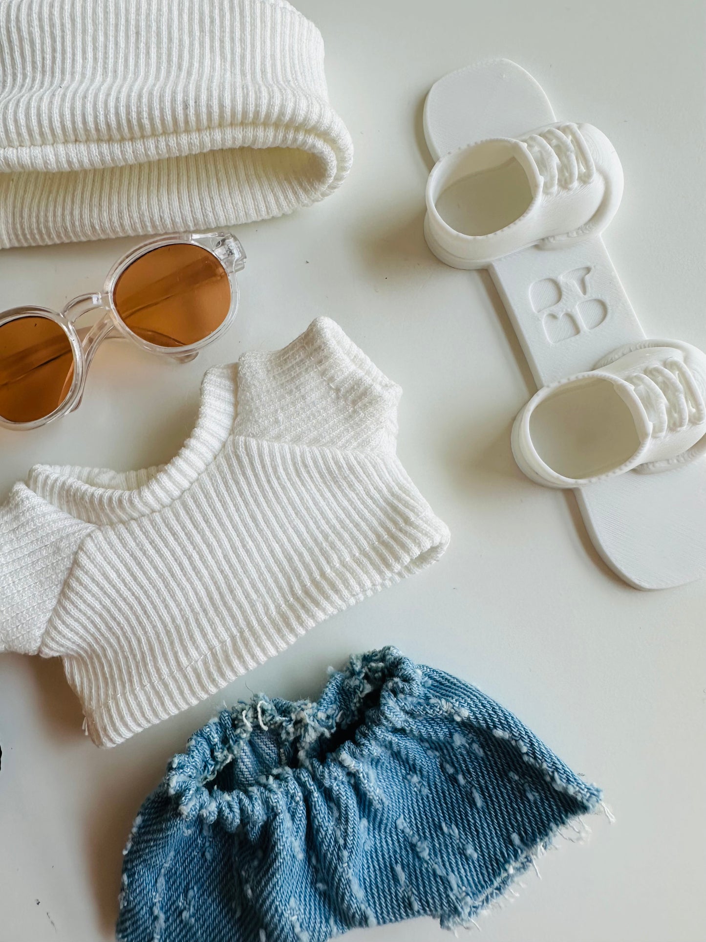 Winter Ski Outfit for Labubu – White Knit Sweater & Hat Set, Denim Pants, Brown Backpack, Sunglasses & Snowboard