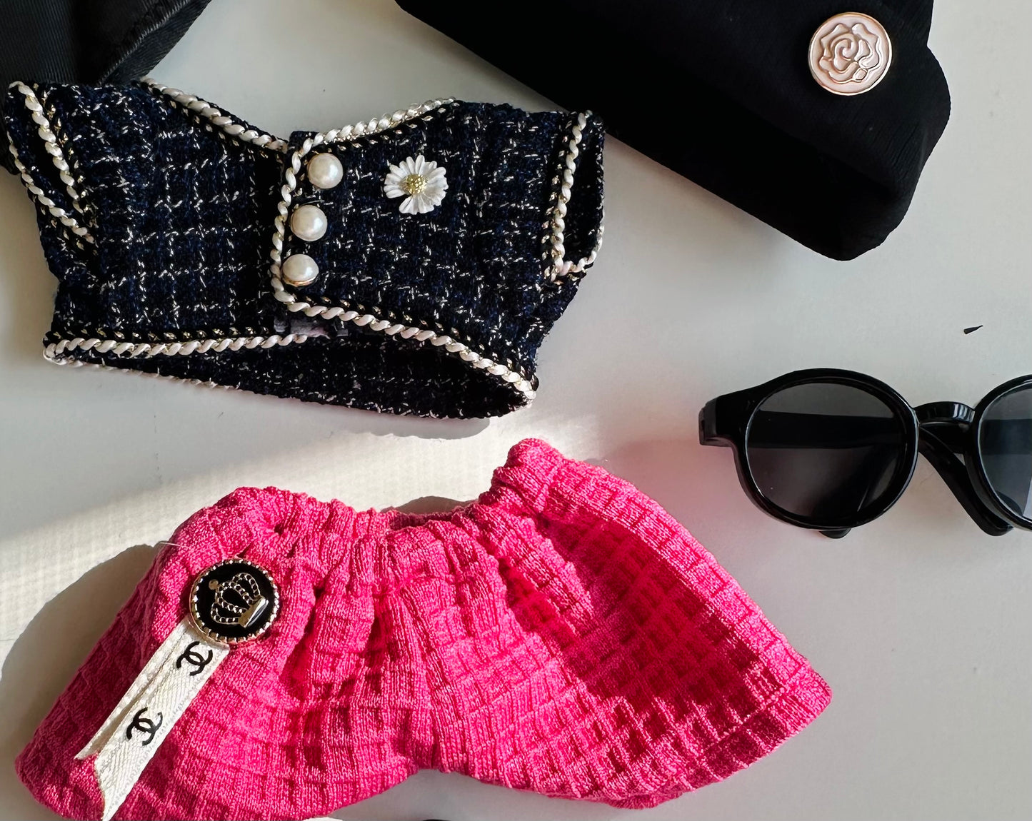 Luxury Tweed Outfit for Labubu – Black & Pink Jacket Set with Pearl Buttons, Scarf, Sunglasses & Shoes